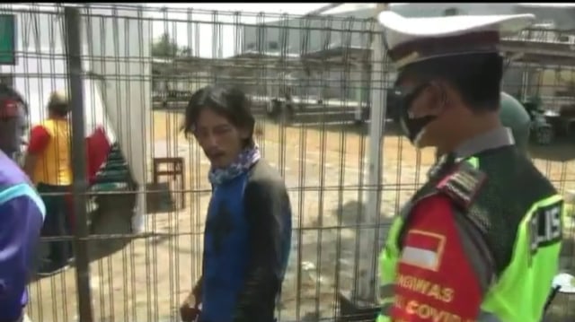 Viral video pria di Bekasi ancam akan hancurkan dunia karena kesal terjaring razia masker. (Foto: Instagram/@riweuh_id)