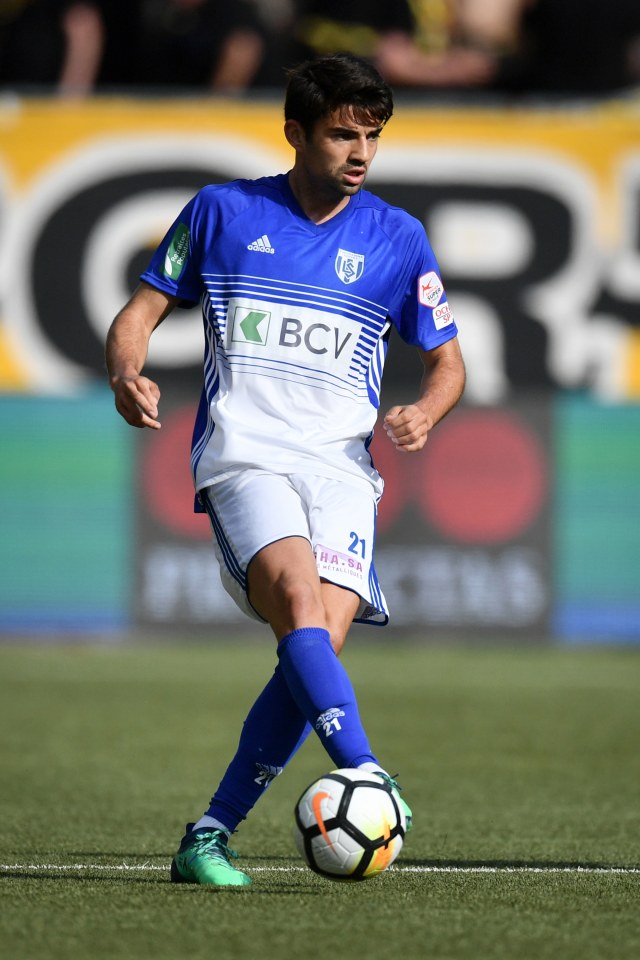 Gelandang Prancis Lausanne Enzo Zidane mengontrol bola. Foto: Fabrice C / AFP
