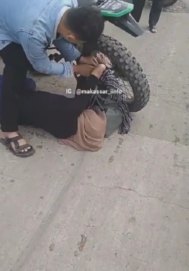 Viral tangan seorang wanita nyangkut di ban sepeda motor trail. (Foto: Instagram/@makassar_iinfo)