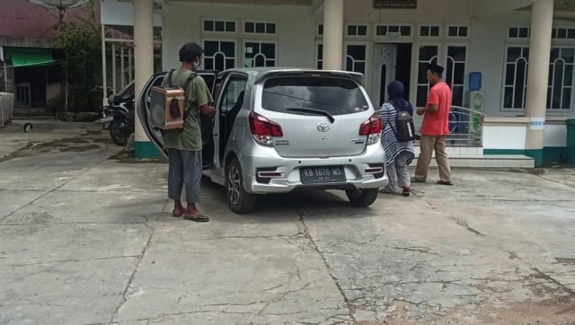 Dua pengamen di Mempawah sedang masuk ke mobil mereka. Foto: M Zain/Hi!Pontianak