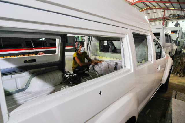 Pekerja merakit mobil ambulans di Babelan, Kabupaten Bekasi, Jawa Barat. Foto: Fakhri Hermansyah/Antara Foto