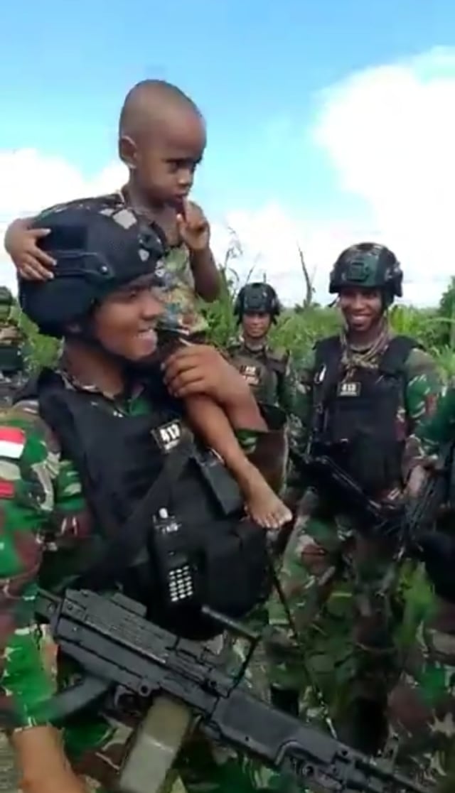 Viral seorang balita laki-laki di Papua tak mau berpisah dengan prajurit TNI. (Foto: Twitter/@SahabatSaber )