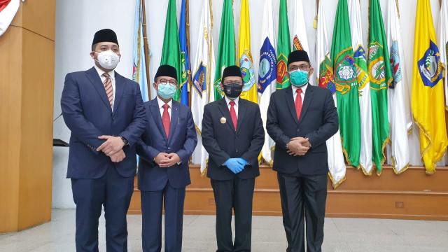 Pjs Gubernur Jambi Restuardy Daud bersama Petahana Gubernur Jambi Fachrori Umar dan Pj Sekda Provinsi Jambi Sudirman usai pelantikan. Foto: Hms