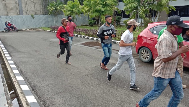 Tampak para penumpang kapal yang tidak memiliki surat izin masuk, mendapat sanksi selama 14 hari, yaitu lari keliling lapangan upacara Kantor Wali Kota Sorong, foto : Yanti