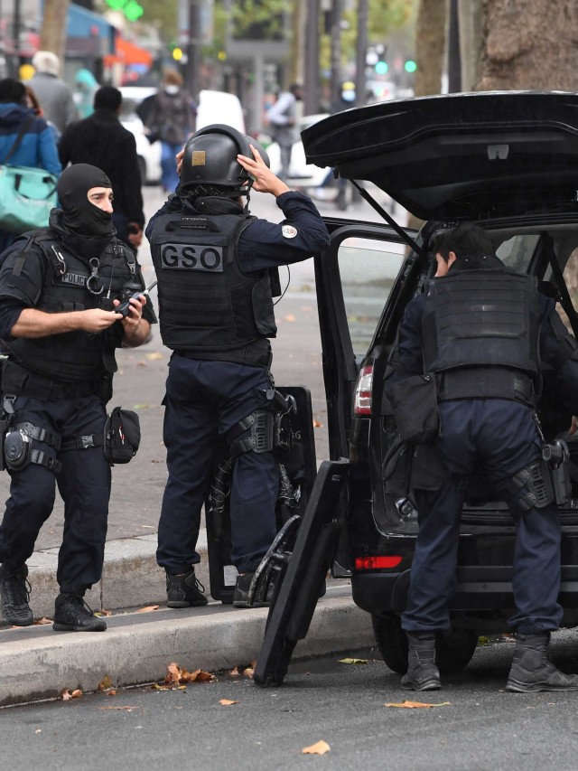 Petugas polisi Prancis bergegas ke tempat kejadian penyerangan di dekat bekas kantor majalah satir Prancis Charlie Hebdo di Paris, Prancis. Foto: Alain Jocard/AFP