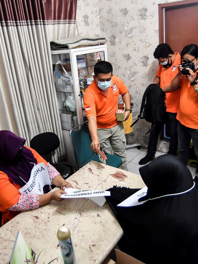 Petugas kepolisian Polda Metro Jaya melakukan reka ulang adegan kasus aborsi ilegal di kawasan Percetakan Negara, Jakarta, Jumat (25/9/2020). Foto: Muhammad Adimaja/Antara Foto