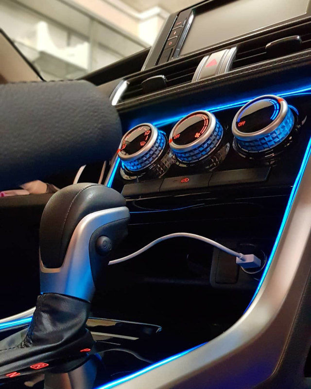 Ambient light mobil aftermarket pada pengaturan AC. Foto: dok. Justinus Wirawan