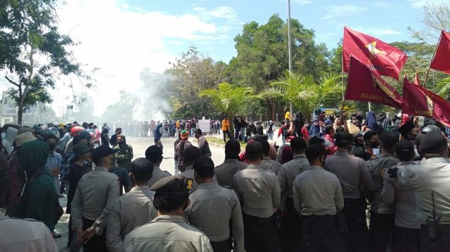 Ribuan mahasiswa kembali geruduk Mapolda Sultra. Foto: Abdillah/kendarinesia.
