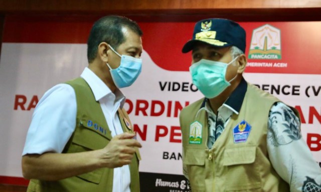 Doni Monardo (kiri) dan Nova Iriansyah dalam rapat penanganan corona di Aceh. Foto: Suparta/acehkini
