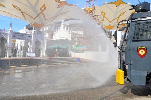 Jalan di depan Masjid Raya Baiturrahaman, Banda Aceh, disemprot disinfektan guna mencegah penyebaran virus corona, Jumat (25/9). Foto: Suparta/acehkini