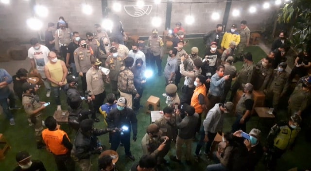 Polisi segel Broker Cofee di Bekasi yang viral karena gelar live music sebabkan pengunjung membeludak. Foto: Dok. Istimewa
