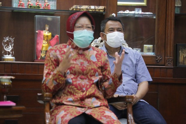 Wali Kota Surabaya Tri Rismaharini dan Kepala Dinas Pendidikan Kota Surabaya, Supomo.