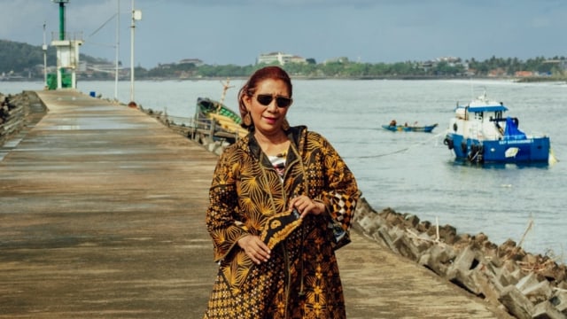 Susi Pudjiastuti kenakan koleksi batik Anne Avantie. Foto: Dok. Susi Pudjiastuti