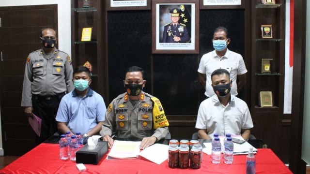 Polisi saat menggelar konferensi pers pelaku pemerkosaan di Tahanan Polres Serdang Bedagai. Foto: Dok. Istimewa