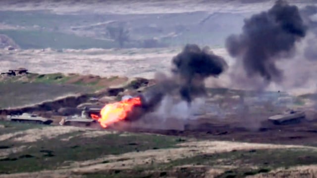 Pasukan Armenia menghancurkan kendaraan militer Azerbaijan di jalur kontak Republik Nagorno-Karabakh, Azerbaijan, Minggu (27/9). Foto: Armenian Defense Ministry via AP