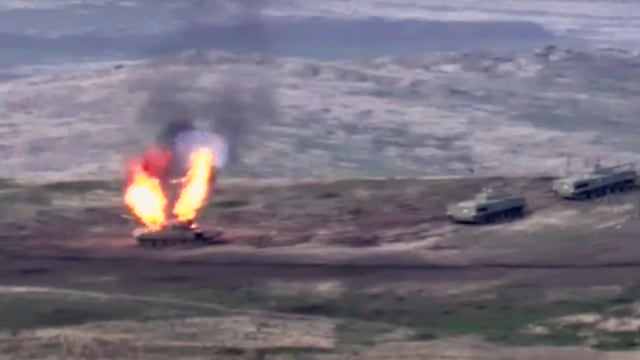 Pasukan Armenia menghancurkan kendaraan militer Azerbaijan di jalur kontak Republik Nagorno-Karabakh, Azerbaijan, Minggu (27/9). Foto: Armenian Defense Ministry via AP