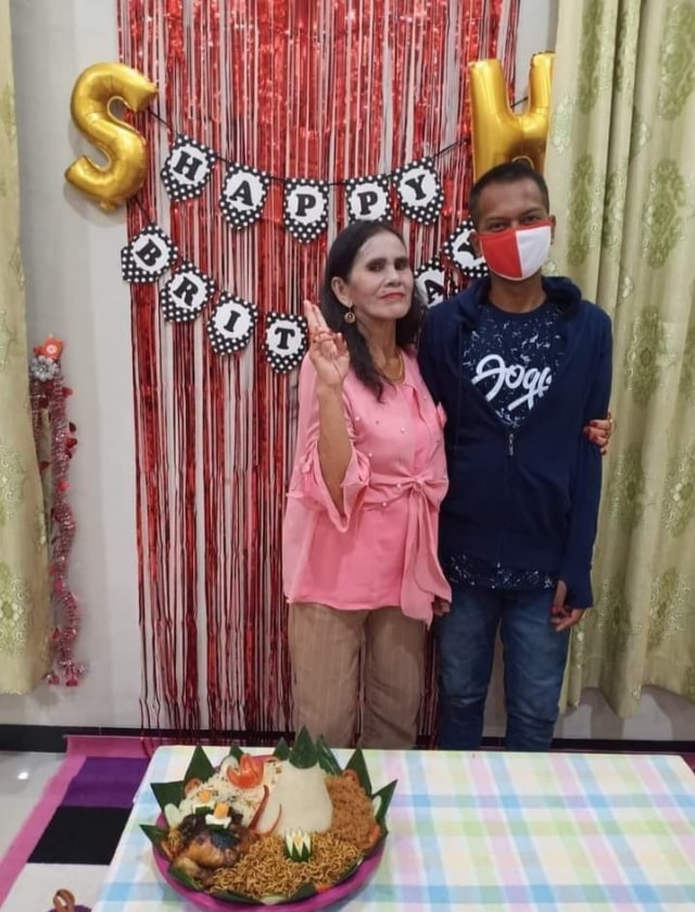 Luna Maya(62) saat berpose bersama dengan Rizky sang suaminya. 