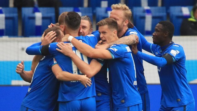 Selebrasi pemain Hoffenheim usai mencetak gol ke gawang Bayern Muenchen pada pertandigan lanjutan Bundesliga di PreZero Arena, Sinsheim, Jerman. Foto: Wolfgang Rattay/REUTERS