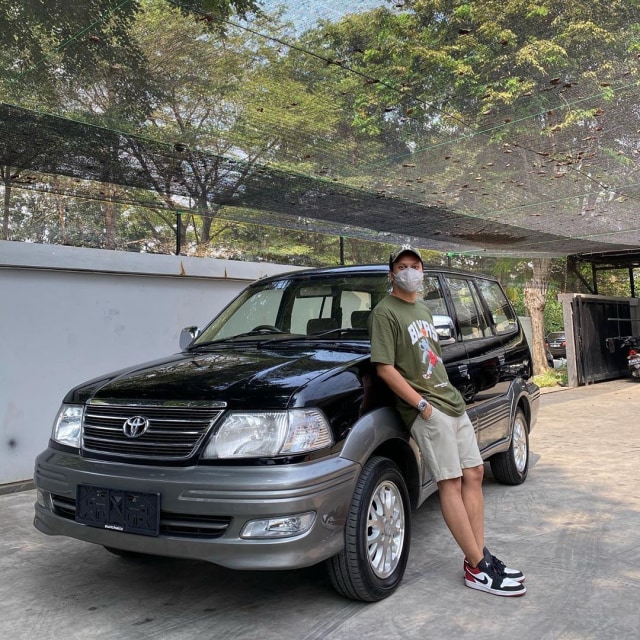 Arief Muhammad dengan Toyota Kijang Krista miliknya. Foto: dok. Instagram Arief Muhammad