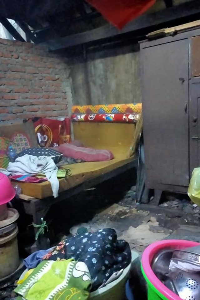Kondisi tempat tinggal seorang nenek di Surabaya. Foto: Facebook/Tri W