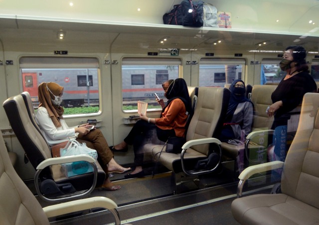 Penumpang menaiki Kereta Api Kuala Stabas Jurusan Lampung- Baturaja di Stasiun Kareta Api Divre IV Tanjung Karang, Bandar Lampung, Lampung, Senin (1/9). Foto: Ardiansyah/ANTARA FOTO