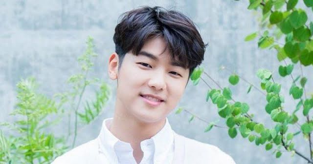 Potret Kang Min Hyuk, Aktor dan Drummer CN BLUE. Sumber: koreaboo