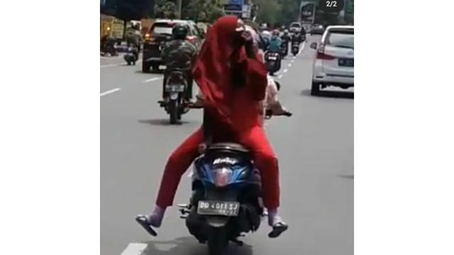 Perempuan bonceng motor hadap belakang. Foto: Instagram/@makassar_iinfo