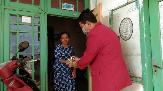 membagikan handsanitizer 