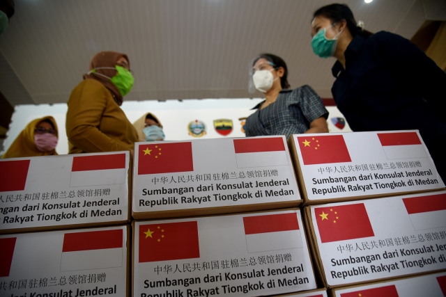 Bantuan berupa beras, minyak goreng dan gula tersebut diharapkan dapat meringankan beban masyarakat yang terdampak COVID-19. Foto: Istimewa.