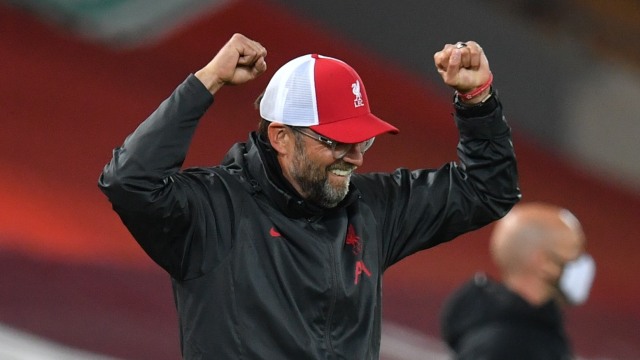Juergen Klopp melakukan selebrasi ketika pertandingan Liverpool vs Arsenal Foto: Paul Ellis/Reuters