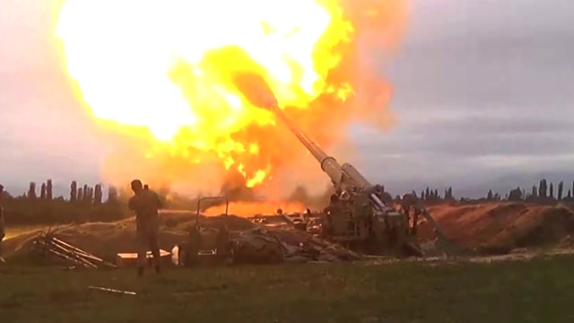 Anggota angkatan bersenjata Azeri menembakkan artileri selama bentrokan antara Armenia dan Azerbaijan di atas wilayah Nagorno-Karabakh. Foto: Defence Ministry of Azerbaijan/Handout via REUTERS