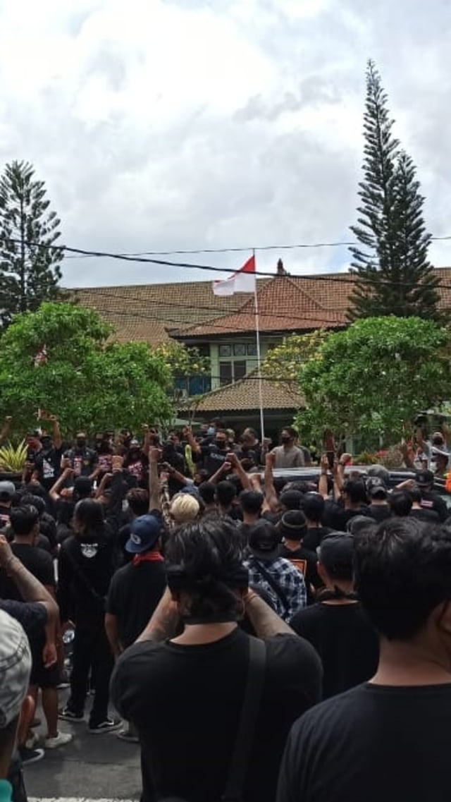 Suasana demo bebaskan Jerinx di PN Denpasar, Bali, Selasa (29/9). Foto: Denita br Matondang/kumparan