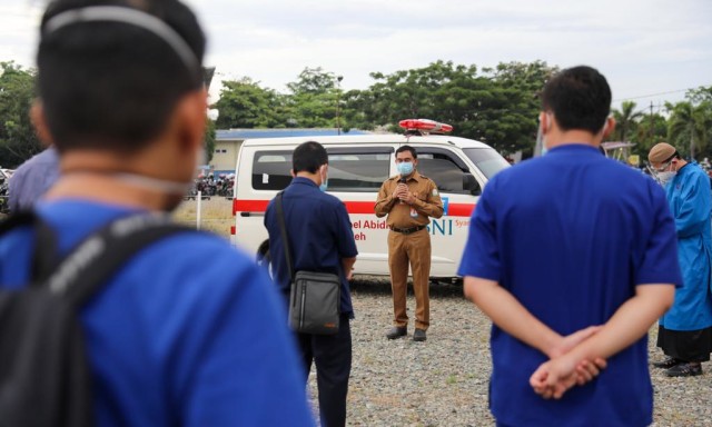 Direktur RSUDZA Banda Aceh, Azharuddin, saat melepas kepergian dr T Moead Zulkifly, Sp.P di pelataran RSUDZA, Selasa (29/9). Foto: Suparta/acehkini