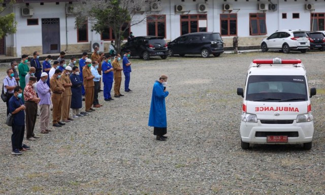 Para tenaga medis di RSUDZA Banda Aceh melaksanakan salat jenazah almarhum dr T. Moead Zulkifly, Sp.P yang meninggal dunia setelah terinfeksi COVID-19, Selasa (29/9). Foto: Suparta/acehkini