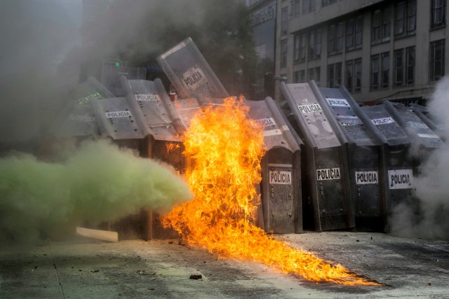 Para pendukung legalisasi aborsi bentrokan dengan polisi anti huru hara pada saat demonstrasi dalam rangka Hari Aborsi Aman Internasional, di Mexico City, Meksiko. Foto: VICTORIA RAZO / AFP