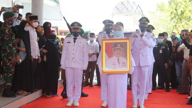 Prosesi pelepasan jenazah Bupati Majene, Fahmi Massiara. Foto: Ikhwan/Kominfo Sulbar