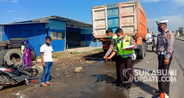 Polisi melakukan olah TKP usai kecelakaan maut di Jalan Lingkar Selatan, Kampung Babakan, Kecamatan Cisaat, Kabupaten Sukabumi, Selasa (29/9/2020). | Sumber Foto: Istimewa