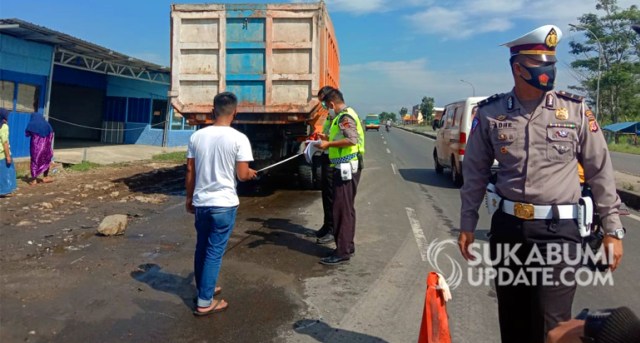 Polisi melakukan olah TKP usai kecelakaan maut di Jalan Lingkar Selatan, Kampung Babakan, Kecamatan Cisaat, Kabupaten Sukabumi, Selasa (29/9/2020). | Sumber Foto: Istimewa