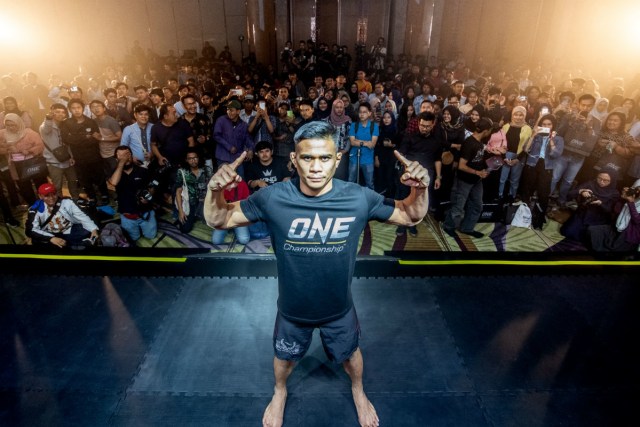Eko Roni Saputra menyapa penggemar di Jakarta jelang debutnya pada tahun 2019 (ONE Championship)