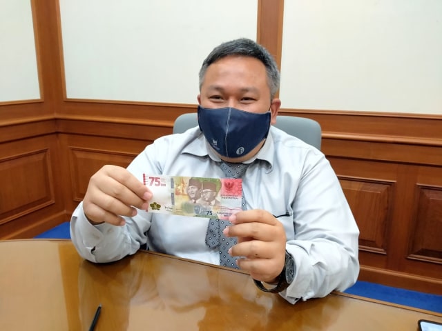 Kepala KPwBI Cirebon Bakti Artanta menunjukkan UPK edisi khusus Hari Kemerdekaan ke-75 RI. (Juan)