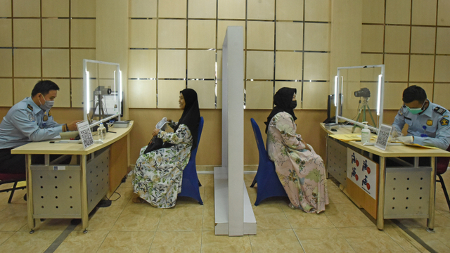 Petugas melayani pemohon pembuatan paspor di Kantor Imigrasi Kelas I Serang, Banten, Selasa (29/9/2020). Foto: ASEP FATHULRAHMAN/ANTARA FOTO