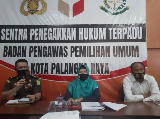 Ketua Bawaslu Kota Palangka Raya, Endrawati(Tengah) dalam salah satu kesempatan beberapa waktu lalu. (FOTO: Dokumen Bawaslu Kota Palangka Raya).