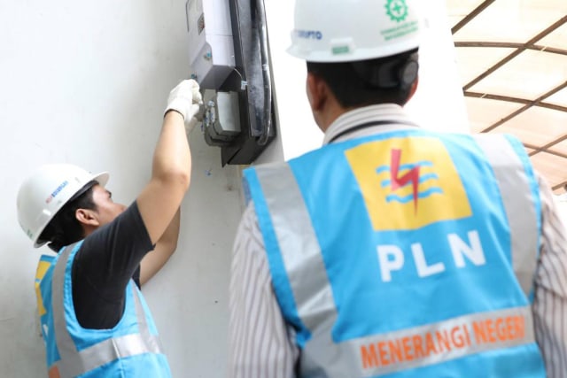 Petugas PLN. Foto: Dok. Indonesia.go.id
