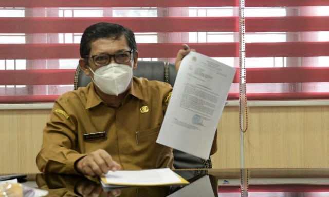 Alhudri, menunjukkan surat dari Kemenlu RI kepada Pemerintah Aceh berisikan nama-nama nelayan yang dibebaskan Thailand. Dok. Humas Aceh