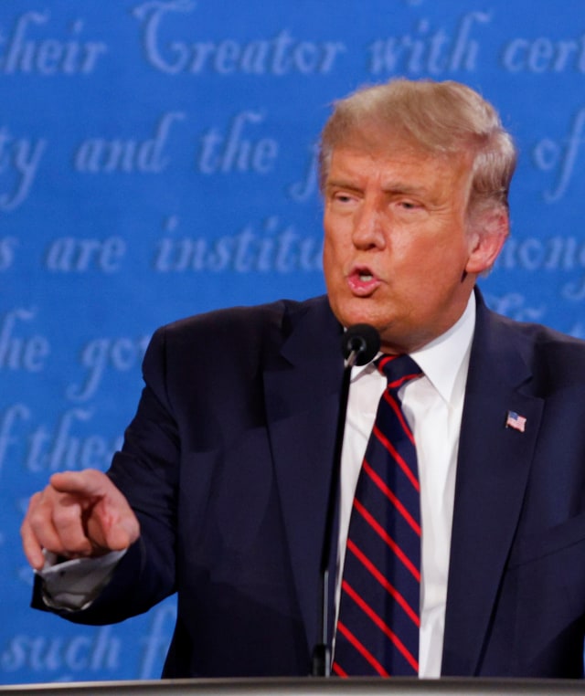 Presiden AS Donald Trump dalam debat kampanye presiden 2020 pertama dengan calon presiden dari Partai Demokrat Joe Biden di Cleveland, Ohio, AS, Selasa (29/9). Foto: Brian Snyder/REUTERS