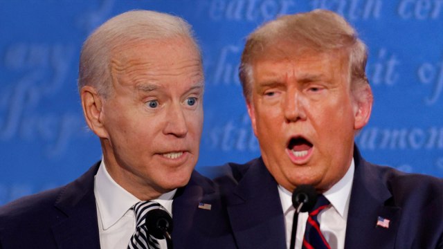 Presiden AS Donald Trump dan calon presiden dari Partai Demokrat Joe Biden dalam debat kampanye presiden 2020 pertama mereka di kampus Klinik Cleveland, di Case Western Reserve University di Cleveland, Ohio, AS. Foto: Reuters