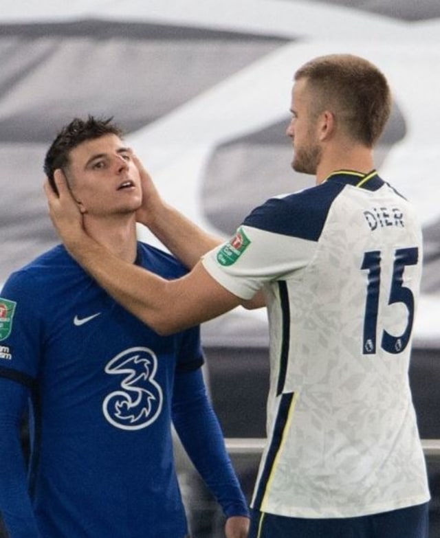 Eric Dier (kanan) mengampiri Mason Mount (kiri) usai gagal mengeksekusi penalty pada pertandingan Tottenham vs Chelsea, Rabu (30/9). Foto: ODDSbible/Twitter