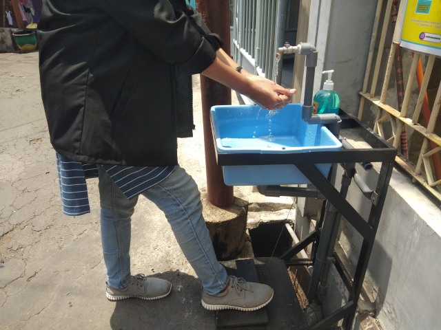 Mencoba tempat cuci tangan injak yang dikembangkan oleh kelompok 47 PMM UMM (29/9).