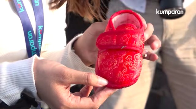 Sepatu bayi korban Lion Air JT-610. Foto: kumparan