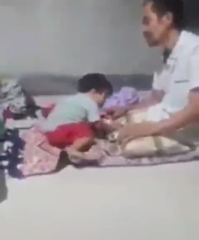 Viral aksi jail seorang bocah gigit jari telunjuk ayahnya saat tengah salat. (Foto: Instagram/@mak_inpoh)
